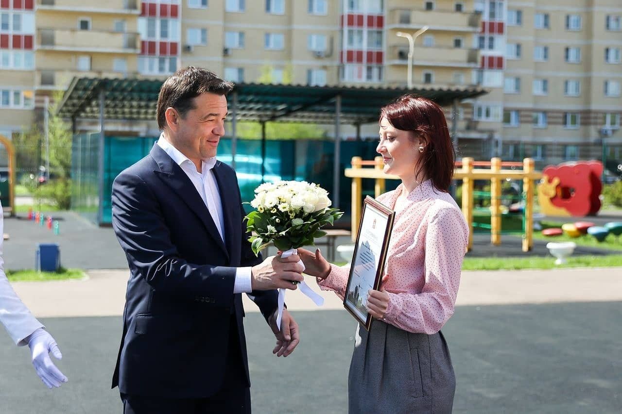 Губернатор Московской области Андрей Воробьев вручил сертификаты 