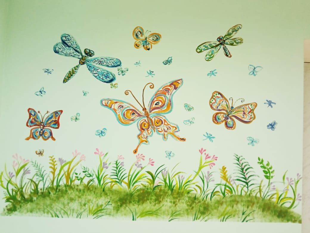 Преподаватели детской художественной школы выполнили роспись в детском саду №9 «Цветик-семицветик».3